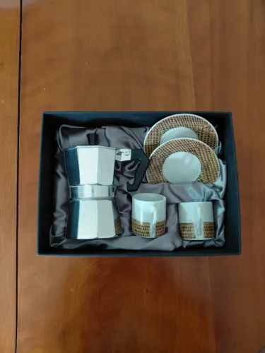 Cafeteira tipo italiana e duas xícaras 