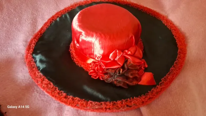 Vendo novo chapéu preto com vermelho, de pombo gira. Detalhes com flores e laços. 