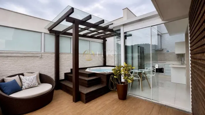 Cobertura à venda em Jurerê | 1 suíte | 89,56m² | 600m do Mar | Terraço com Hidromassagem.