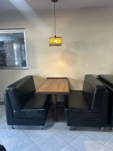 Conjunto sofás com mesa de parede