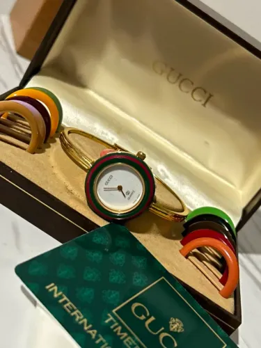 Relógio Gucci 1100l com biseis intercambiáveis 