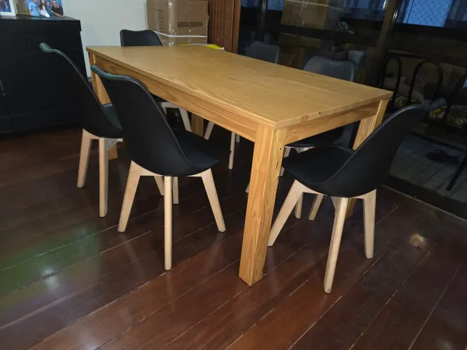 Mesa de 6 lugares da TokStok em madeira maciça.