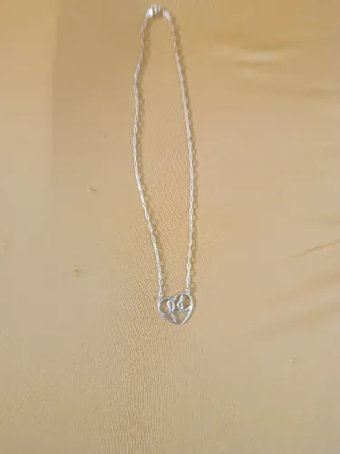 Colar e pingente banhado a ouro em forma de coração com a palavra fé