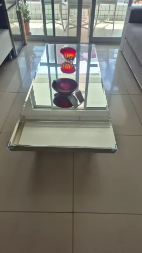 Mesa de centro adquirida na Galpão D, com design moderno e elegante