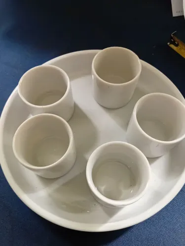 Conjunto 5 potes de porcelana com prato de serviço