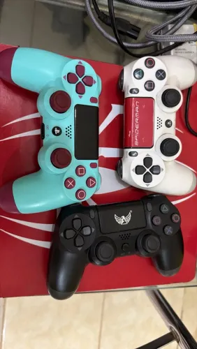 PS4 500GB + 3 controles
