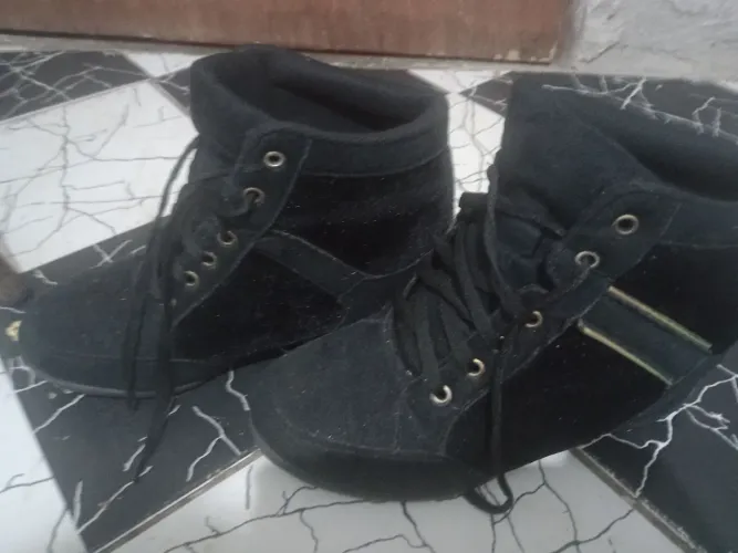 Botas com salto embutido