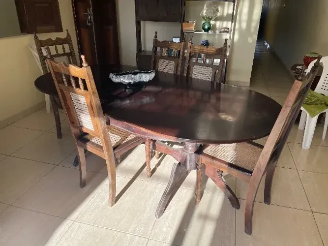 Antiguidade. Mesa de Jantar Redonda em Madeira de Lei com 6 Cadeiras