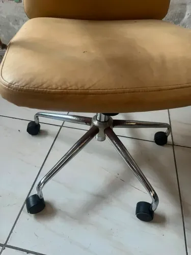 Vendo uma cadeira de escritório giratoria