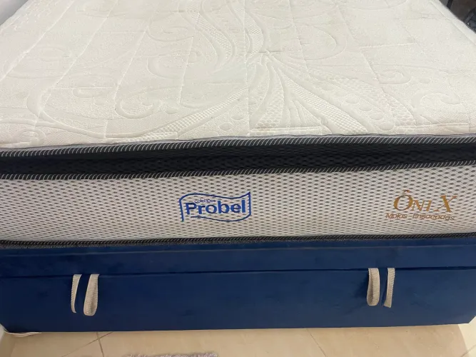 Cama de casal com baú