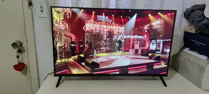 TV smart tlc 32 com Android + App de Streaming 1 ano de acesso