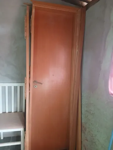 Vendo porta de madeira com fechaduras e portal de 60 para banheiro.