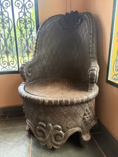 Poltrona entalhada em tronco unico