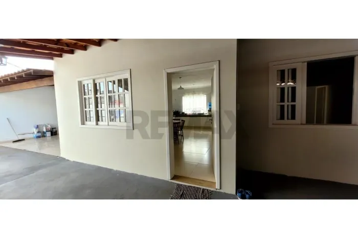Refúgio Natural: Casa A VENDA TODA Plana com Área Arborizada