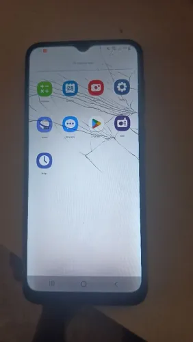 Celular Samsung A 3. Com a tela trincada