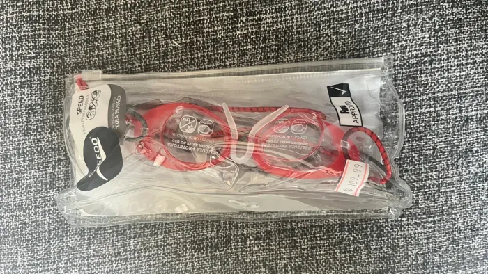Óculos Speedo modelo sueco com proteção e tira bungee
