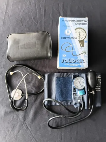Kit Esfigmomanômetro Aneróide com Estetoscópio
