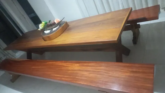 MESA RÚSTICA PRA ÁREA DE CHURRASQUEIRA MEDINDO 3 METROS DE COMPRIMENTO OS BANCOS 4/5.