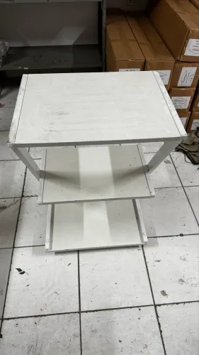 Mesa Auxiliar em Z com rodinha e 3 prateleiras. 
