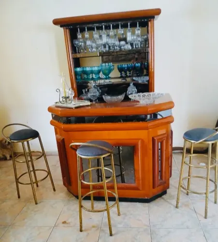 Bar de Madeira com Cristaleira + 3 banquetas