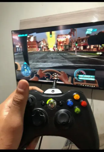 Vende-se Xbox 360 com 20 jogos desbloqueado com 2 controles e um dos controles e sem fio
