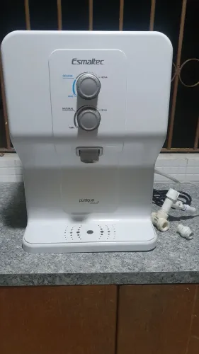 Purificador de agua Esmaltec. 