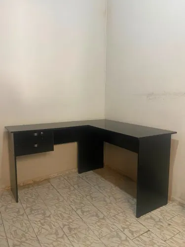 Mesa de escritório em L