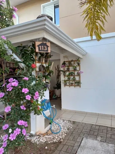 Placa Residencial de Número em Madeira Maciça e Resina Epóxi - Artesanal