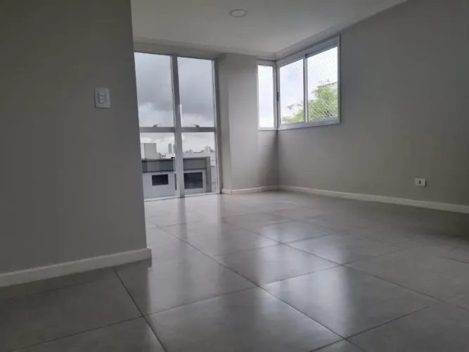 Apartamento com 2 dormitórios para alugar, 55 m² por R$ 2.500,00/mês - Zona 08 - Maringá/P