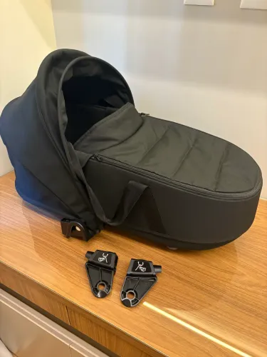 Moisés Berço Rígido Yoyo Stokke (acompanha dois adaptadores para carrinho Yoyo)
