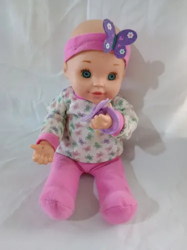 Boneca You & Me....  Ela faz sons de chupar chupeta e leva chupeta na boca 