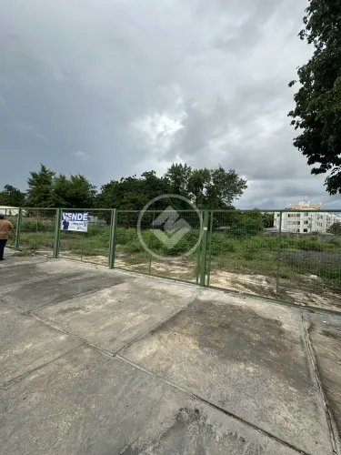 Terreno com área de 1.747,09m² a 300 metros da Av. Fernando Correa, na Rua de acesso ao Ho
