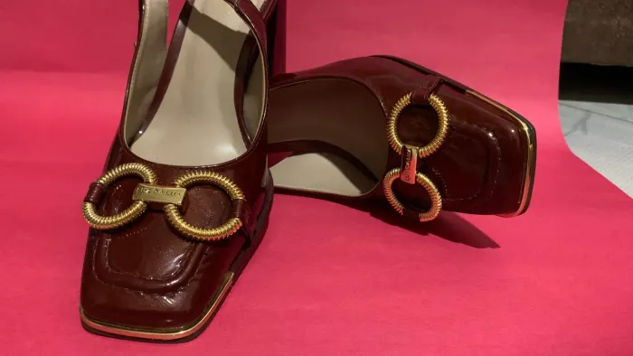 Sapato Slingback Luz da Lua em Couro Envernizado