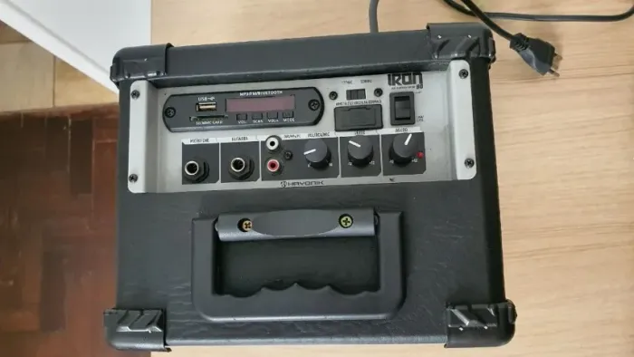 KIT DE SOM PORTÁTIL COM MICROFONES SEM FIO