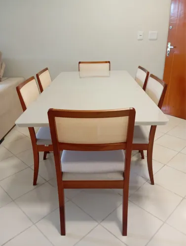 Linda mesa de jantar de madeira