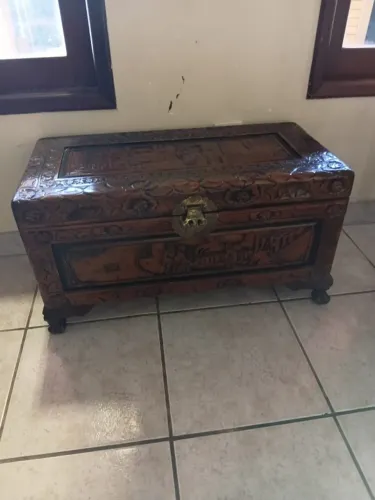 Baú de Madeira Maciça Entalhado - Estilo Rústico e Decorativo