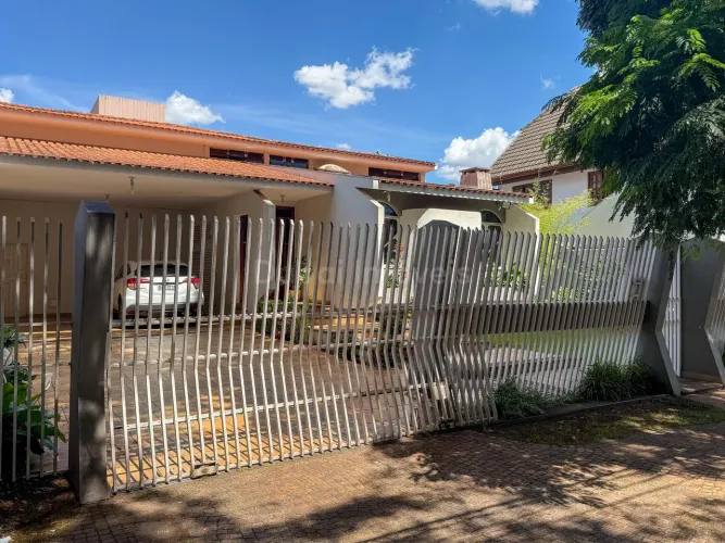 Casa à venda com 4 suítes, piscina e amplo terreno de 585 m2