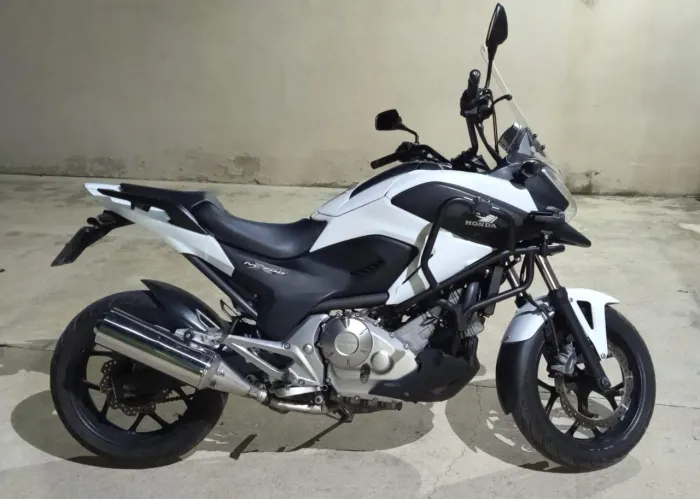 Moto para pessoas exigentes, revisada, pneus bons,
