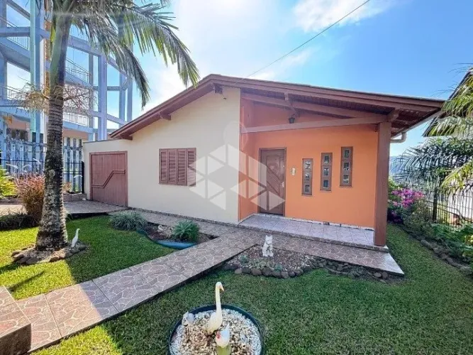Casa com 04 dormitórios no Bairro Renascença