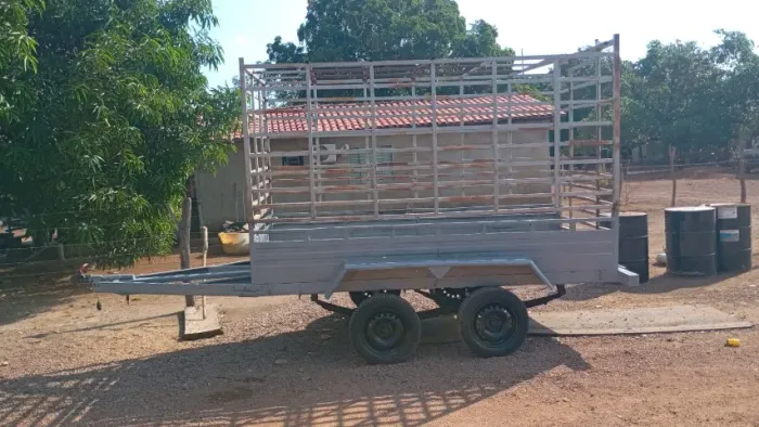 Carretinha trucada 2 eixos com gaiola