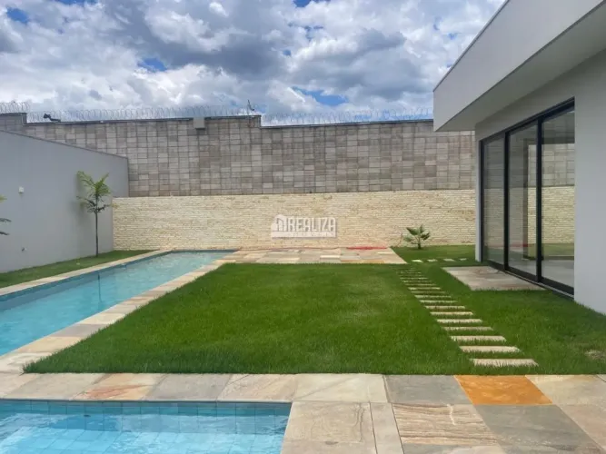 Casa com piscina aquecida e móveis planejados no Condomínio Residencial Vila Vita, no bair