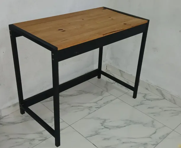 Mesa Para Escritório ou Estudos de Madeira.