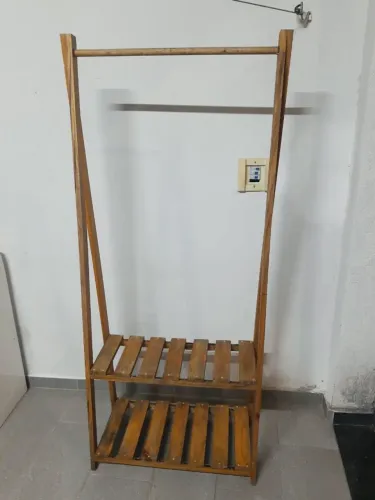 Arara de roupas madeira em Tom natural com duas prateleiras inferiores ripadas 
