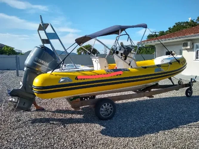 Barco inflável com motor Yamaha 200hp