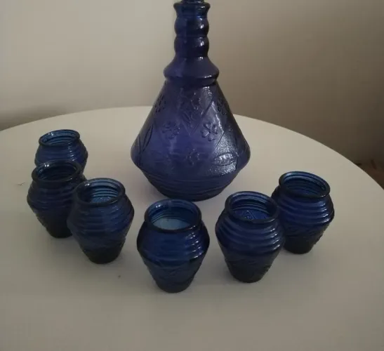 Linda licoreira azul (sem tampa) e copos
