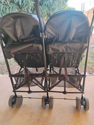 Vendo carrinho de bebê gêmeos 