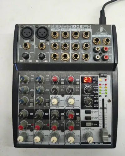 MESA DE SOM BEHRINGER POUCO USO