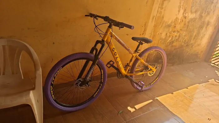 Vende-se bicicleta COLLI ARO 26, semi nova, pouco tempo de uso.