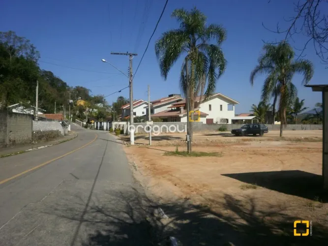 BROGNOLI VENDE- Terreno amplo e plano de frente para a baía de São José!