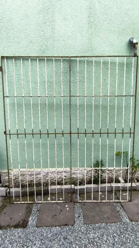 Portão de grades de ferro